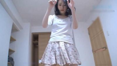 白嫩气质小少妇客厅脱光内裤躺地,遭猛操狂插内射高潮!